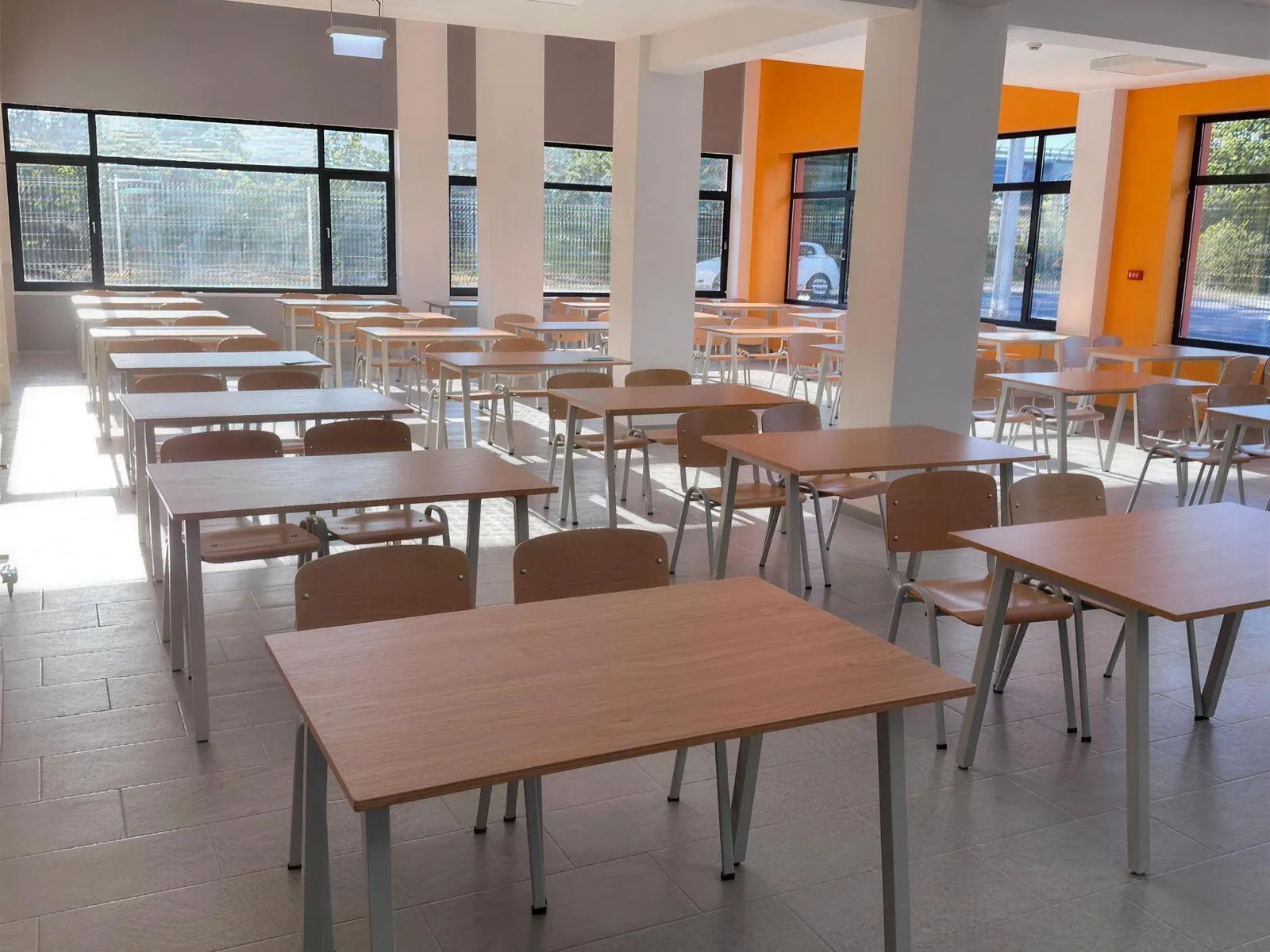 Grand réfectoire avec rangées de tables et de chaises